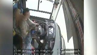 Cina: il bus sbanda a causa di una lite, 13 morti