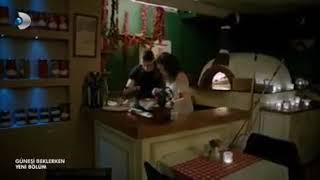 Escena cap.37..parte 3/5/Kerem y Zeynep en una cita romántica en una pizzería.